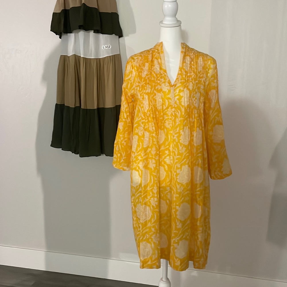 Dress with details on front and on sleeves. Cotton.